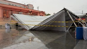 La tormenta registrada en Guadalupe dejó inundaciones, cortes de energía, vehículos varados, cierres viales y el colapso de un toldo en la Plaza Principal.