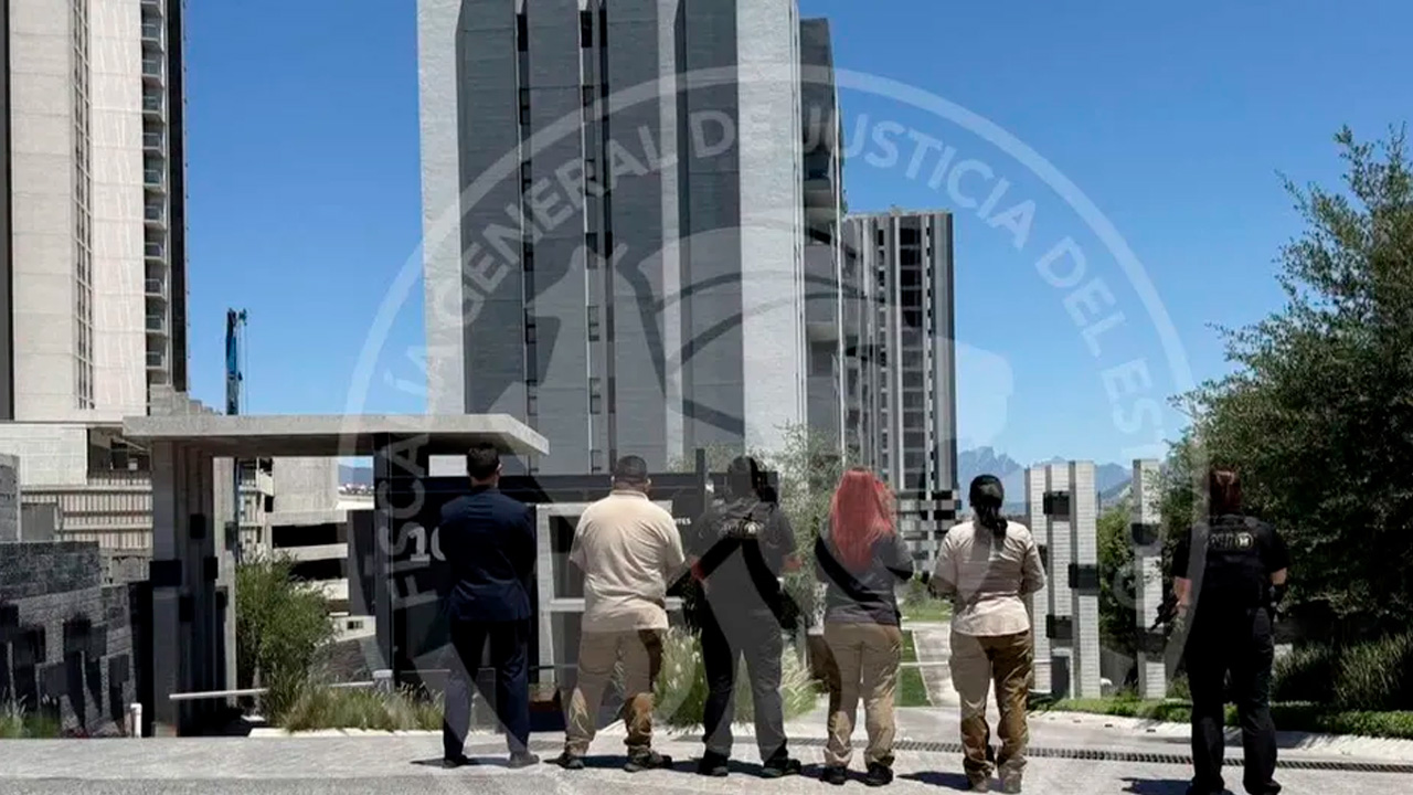 La Fiscalía de Feminicidios investiga la muerte de una mujer en Santa Catarina, tras descartarse la versión de una caída.