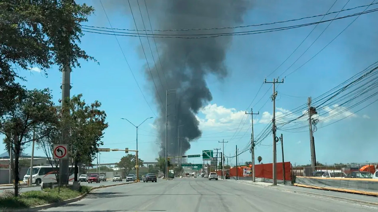 Un incendio en una planta recicladora de la colonia Andrés Caballero, en Escobedo, movilizó a Bomberos y Protección Civil.