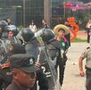 Un grupo de aficionados dio un portazo en el Fan Fest de Monterrey tras el cierre de accesos por sobrecupo; Fuerza Civil utilizó gas para disuadir.