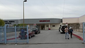 Se observa una fachada color beige con letras rojas que dicen Urgencias.