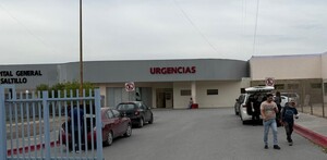 Se observa una fachada color beige con letras rojas que dicen Urgencias.