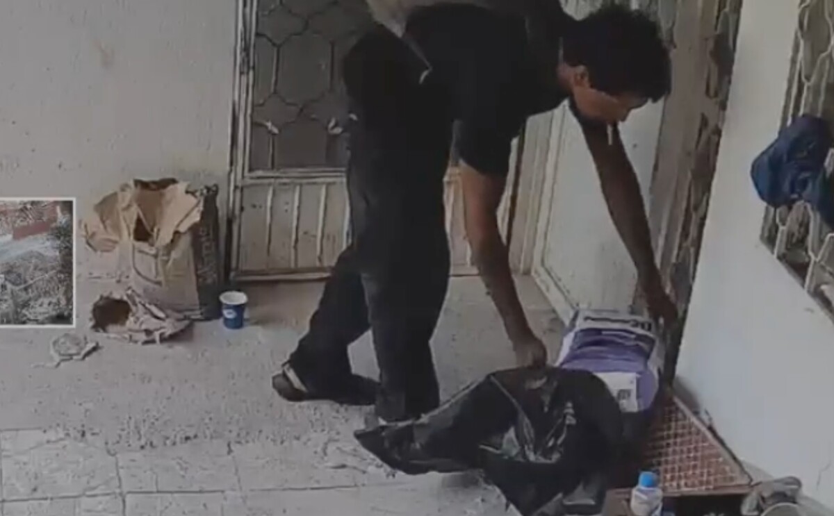 Sujeto robando bultos de pegamento para pisos de una casa en la colonia Tierra y Libertad.