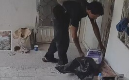 Sujeto robando bultos de pegamento para pisos de una casa en la colonia Tierra y Libertad.