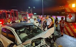 Aparatoso choque con carro blanco destruido.