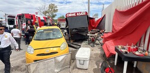 Taxi que impactó un puesto de comida en el periférico de Torreón.