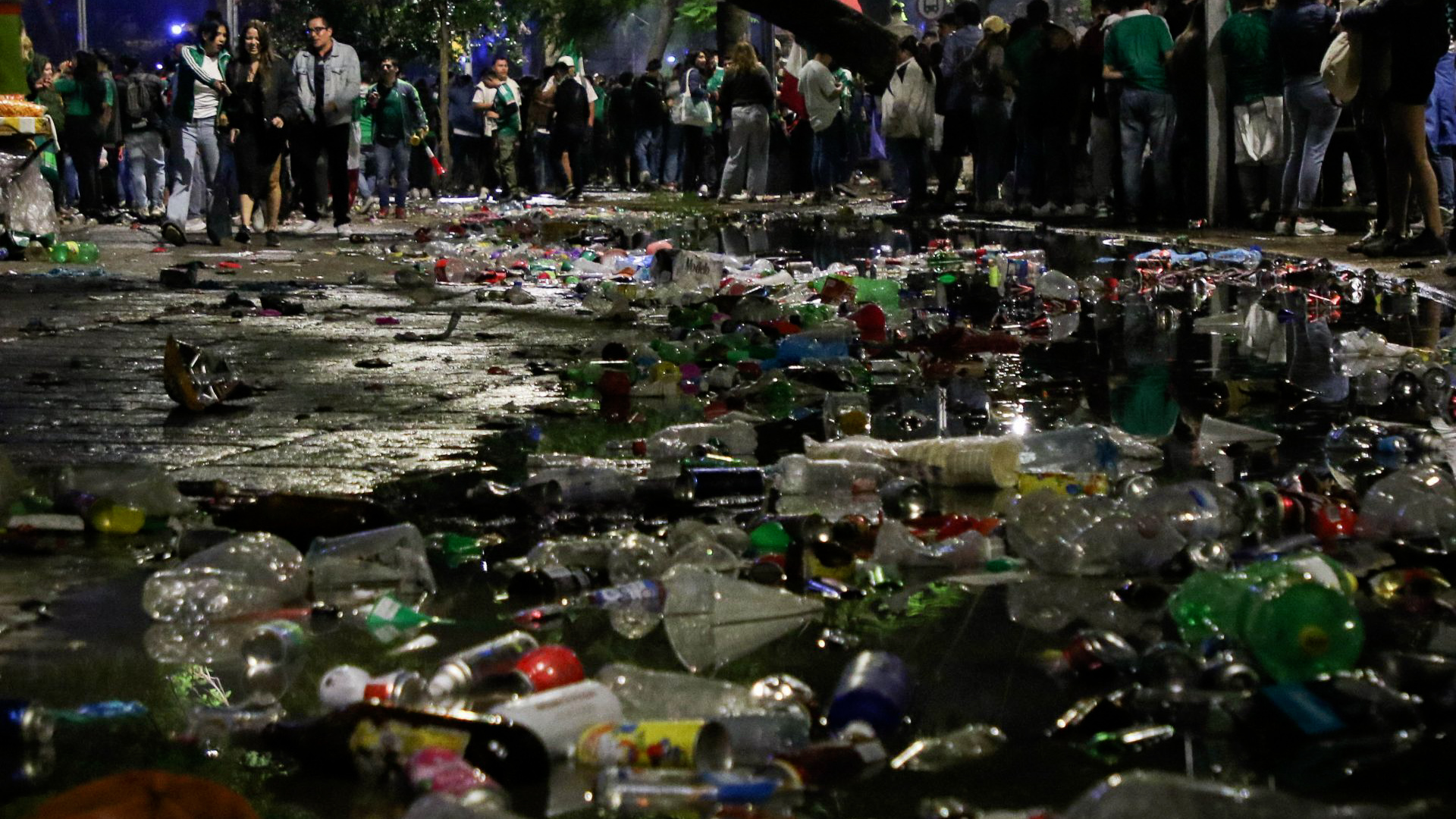 Celebración en el Ángel de la Independencia dejó 40 toneladas de basura. 360 trabajadores limpiaron Paseo de la Reforma en tiempo récord.