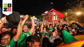 Miles de hombres y mujeres con playeras de la Selección Mexicana viendo un partido del Mundial en el FIFA Fan Fest de Guadalajara