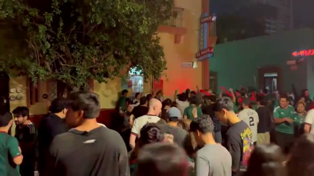 Cientos de aficionados se reunieron en Barrio Antiguo, Monterrey, para celebrar el triunfo de México ante Corea del Sur.