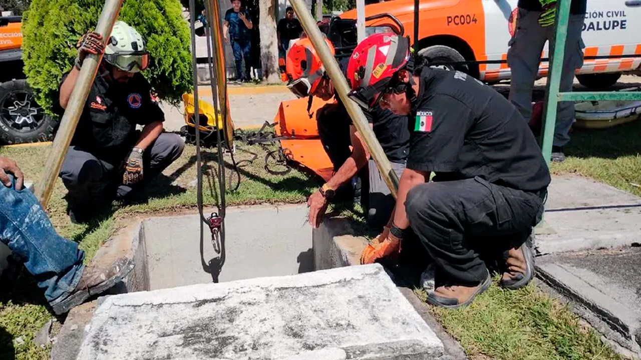 Una mujer cayó a una fosa de aproximadamente 2.5 metros en el Panteón Parque Funeral La Paz, en Guadalupe, tras ceder la losa de una tumba contigua.
