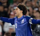 Guillermo Ochoa disputando partido con Selección de México