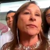 Mujer hablando ante medios de comunicación.
