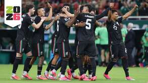 Jugadores de la selección mexicana celebrando su victoria en la cancha