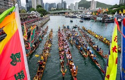 Competidores participan en la carrera de Botes de Dragón de Aberdeen para celebrar la Fiesta del Bote del Dragón, en Hong Kong, el 19 de junio de 2026.