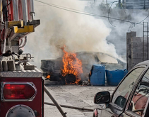 El fuego consumió por completo una unidad en Saltillo. Testigos señalaron un comportamiento inusual previo al siniestro.