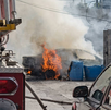 El fuego consumió por completo una unidad en Saltillo. Testigos señalaron un comportamiento inusual previo al siniestro.