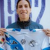 Renata sostiene en las manos la camiseta del conjunto del Puebla