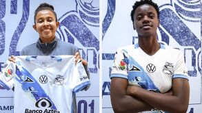 Jugadoras con las playeras del Club Puebla