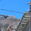 Albañiles de Monterrey trabajan bajo temperaturas superiores a los 40 grados y toman medidas para evitar golpes de calor y deshidratación.