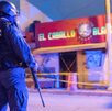Militar parado afuera del bar Caballo Blanco en Coatzacoalcos.