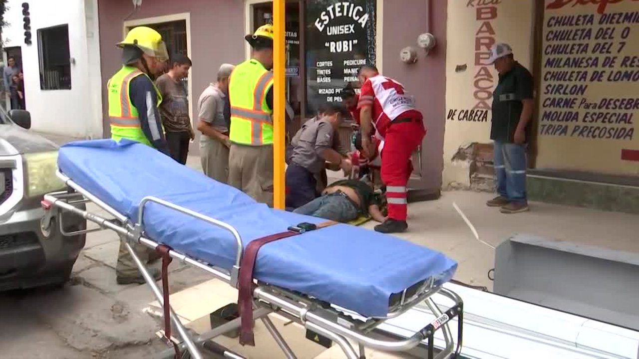 Paramédicos de la Cruz Roja Mexicana arribaron al sitio para brindar atención prehospitalaria al lesionado.