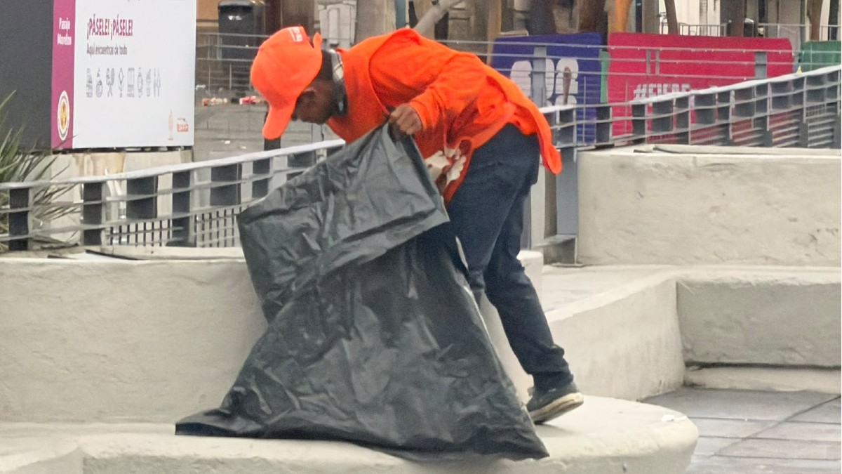 Hombre recolectando basura