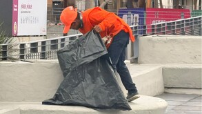 Hombre recolectando basura