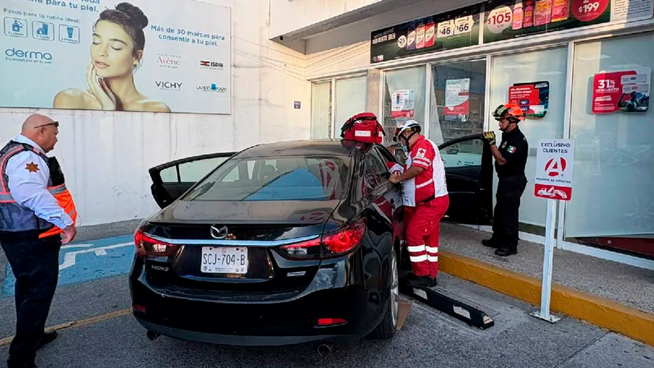 Un automóvil se impactó contra la fachada de una farmacia en la avenida Paseo de las Américas, en Guadalupe.