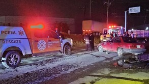 El conductor de un Tsuru resultó lesionado tras perder el control y volcar sobre la Carretera Huinalá-Dulces Nombres en Apodaca.