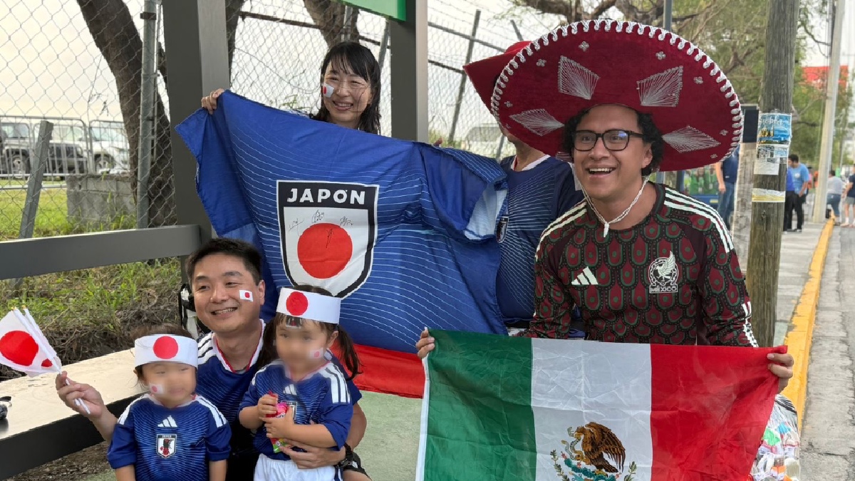 A las afueras del estadio Monterrey, aficionados conviven en armonía.