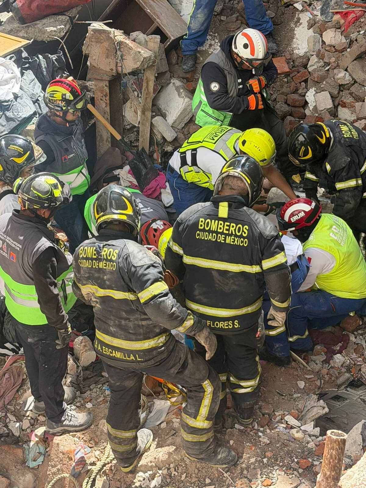 Hombre muerto en casa colapsada