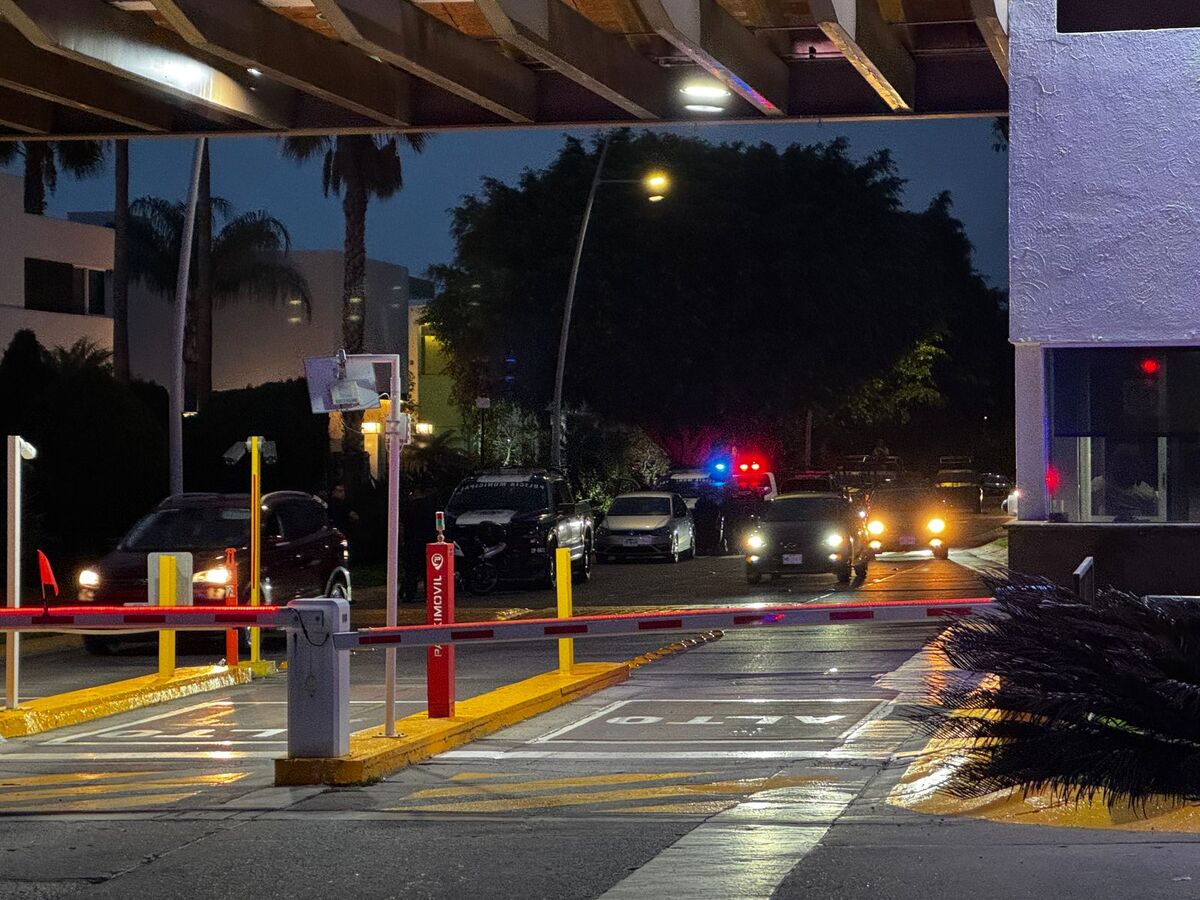Un altercado vial en Zapopan escaló hasta una agresión armada. Un escolta privado disparó contra un repartidor de agua en el ingreso a Valle Real.