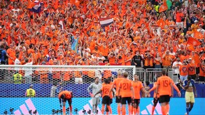 Jugadores de Países Bajos festejan el gol de Cody Gakpo frente a la grada vestida de naranja en el estadio de Houston.