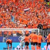 Jugadores de Países Bajos festejan el gol de Cody Gakpo frente a la grada vestida de naranja en el estadio de Houston.
