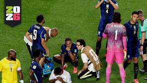 Raphinha recibiendo atención médica luego de lesionarse en el partido Brasil vs Haití del Mundial 2026.