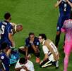 Raphinha recibiendo atención médica luego de lesionarse en el partido Brasil vs Haití del Mundial 2026.