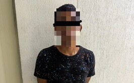 Hombre que fue detenido al ser descubierto robando dos pantallas de una vivienda en Villas La Merced, Torreón.