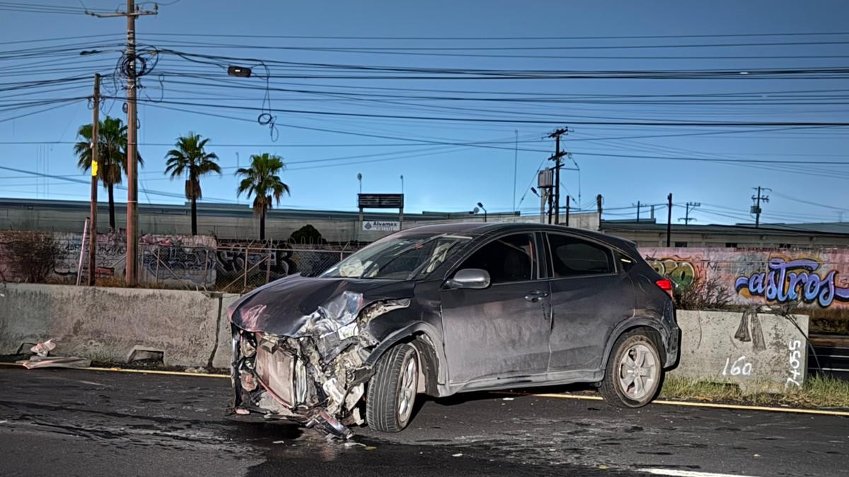 El conductor de un Tsuru resultó lesionado tras perder el control y volcar sobre la Carretera Huinalá-Dulces Nombres en Apodaca.