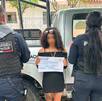 Menor con policías a los lados