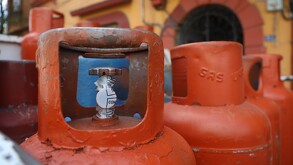 Tanques de gas de color naranja arriba de un vehículo.