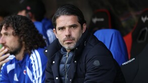 El ex entrenador de Chivas y Necaxa, Fernando Gago, sufrió un infarto agudo al miocardio en Chile. Fue intervenido de urgencia y se reporta estable.
