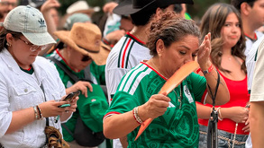 Miles de aficionados acudieron al Fan Fest en Parque Fundidora para ver el partido México vs Corea del Sur, en Monterrey, a pesar del calor extremo.