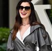 Anne Hathaway asiste al desfile de la colección Crucero 2027 de Louis Vuitton.