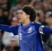Guillermo Ochoa disputando partido con Selección de México