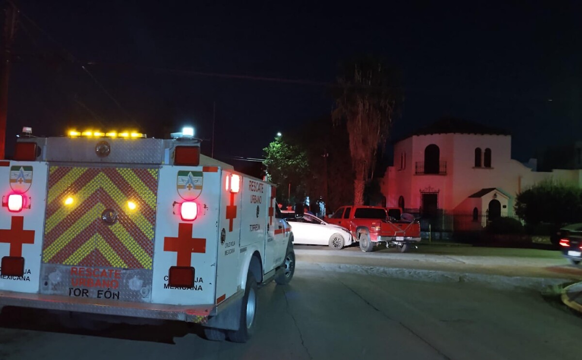 Paramédicos atendiendo un choque en el Centro de Torreón.