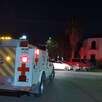 Paramédicos atendiendo un choque en el Centro de Torreón.