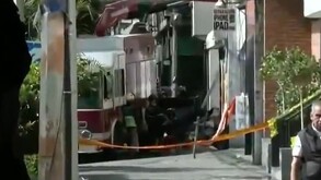 Rescatan a hombre atrapado en escombros de casa derrumbada