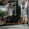 Rescatan a hombre atrapado en escombros de casa derrumbada