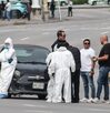 Peritos platicando con personas junto a un vehículo, en la Vía Atlixcáyotl de Puebla.