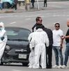 Peritos platicando con personas junto a un vehículo, en la Vía Atlixcáyotl de Puebla.